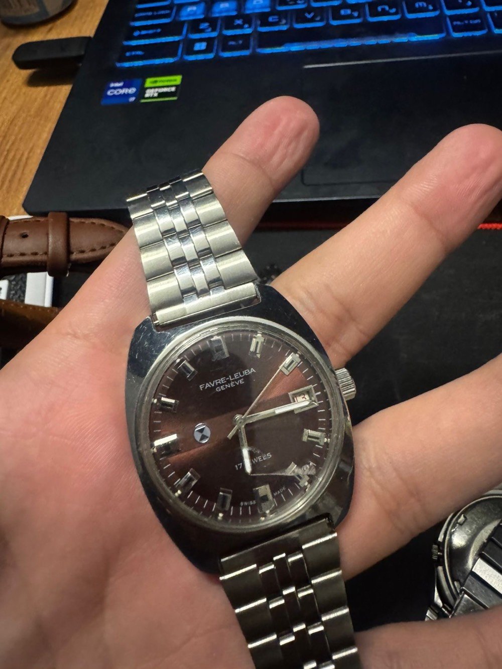 ساعات فنتج للبيع 
عدد 4 سويسري نصب تكويك 
2 ياباني اوتماتيك جميع الساعات شغلات ونضيفات