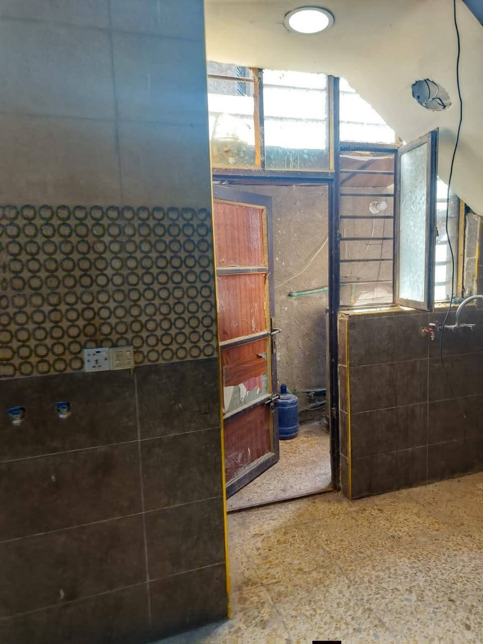 دار للبيع بغداد سكينه الزراعي شارع المكاتب ٢ /١١ مساحه ١٠٠ م ٥ *٢٠ طابق ١ سعر ٨٥ وبي مجال للاتصال *********** غير متواجد على النت يرجى الاتصال
