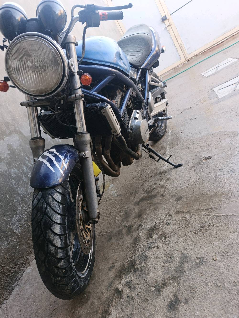 بطح باندة كرستال.ربع...مو عادي كرستال.. 
الدراجة فول ترتيب. . تخم كهربائيات. باتري جديد. 
ضفيرة حلوة. تانكي نضيف من داخل. كابريتر صافية 
.. بس رنكات تعبانات دراجة شغاله. بس رنكات وترجع فول.. ولان متوازي اريد ابيع والله.  ٤٠٠. قفل يعني تبيعهة تفصيخ تربح بيهة بس لان متوازي..