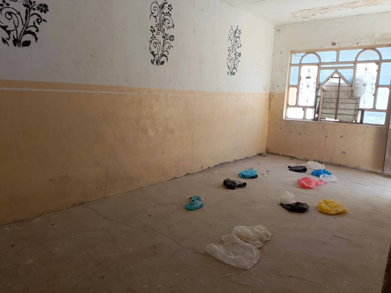 سلام عليكم بيت للايجار في حي الميلاد قرب جامع المنتظر
يحتوي عله براني وغرفتين وصاله وتخريج مساحة البيت 110 متر 
*********** واتساب موجود
