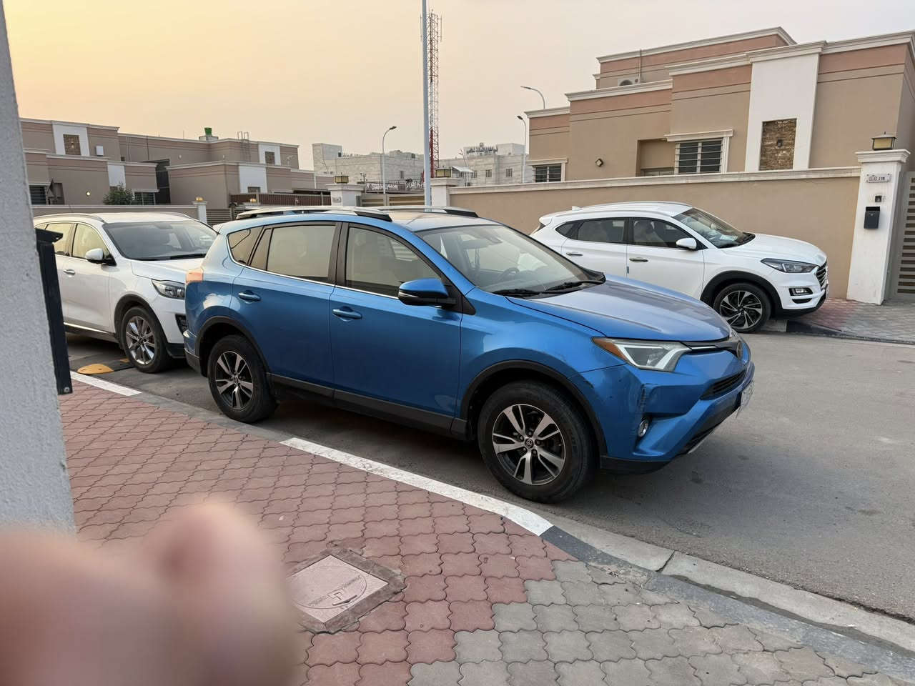 راف فور 2017  Xle
وارد امريكي مكفول من الضربة 
تقرير غرق تعمل وتسير
وصارلها ٨ سنوات عندي 
موجودة بالبصرة ورقمها بصرة
سعرها ١٦٤ 
رقم الهاتف : ***********
