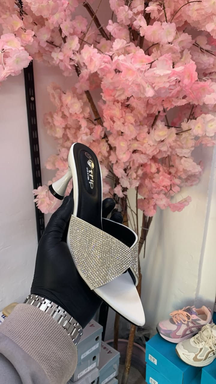 Pink shoes
جديد شحاطه كعب قلم +كعب مربع من قياس 37الى41 

📍الدور نهاية سوق الخضار مجاور مجمع كرستال


**إذا كنت صاحب هذا الإعلان وتريد حذفه لأي سبب، رجاءا أرسل رسالة إلى الدعم الفني**