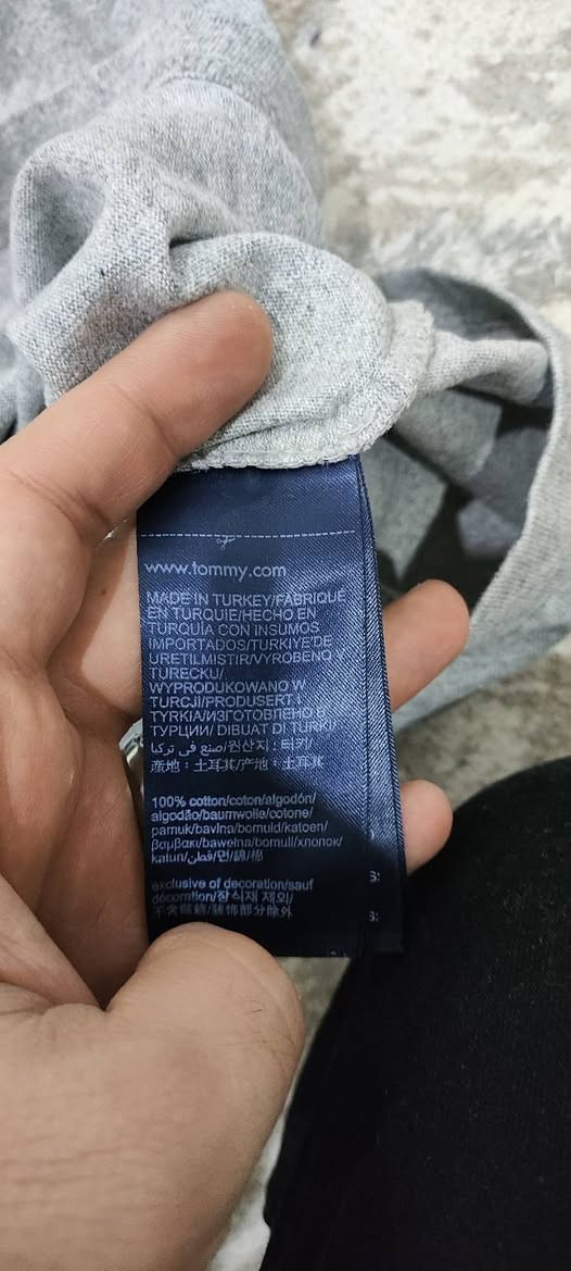 Tommy Hilfiger ✅✅ 
باله اوريجنال 💯💯 
النظافة 💯💯    
M القياس 
50cm عرض الصدر 
68cm الطول 
يتوفر توصيل لجميع محافظات العراق 🚙


**إذا كنت صاحب هذا الإعلان وتريد حذفه لأي سبب، رجاءا أرسل رسالة إلى الدعم الفني**