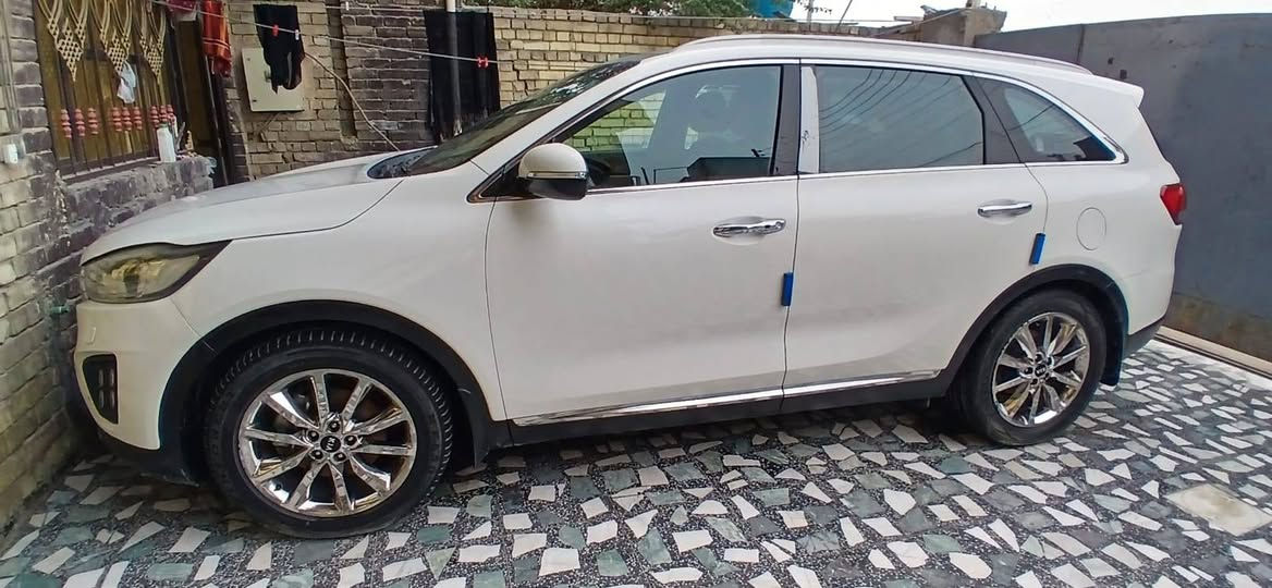 سورنتو ٢٠١٨
بنوراما حساسات أماميه خلفيه كاميرا دواره 
كشن ٢ كهربائي. 
٦ سلندر 
٧ راكب 
٣ قطع تبريد 
الداخل لونين 
ويل ١٩ كرون 
مكفوله 
التبديل لا ضربه 
تحويل ثاني يوم 
مكان بغداد  رقم بغداد انكليزي 
فول ماعدا الفورويل 
٢٤٠ وبيها مجال 
الشراي يتصل وبيه خير وتدلل 
الاتصال 

***********
