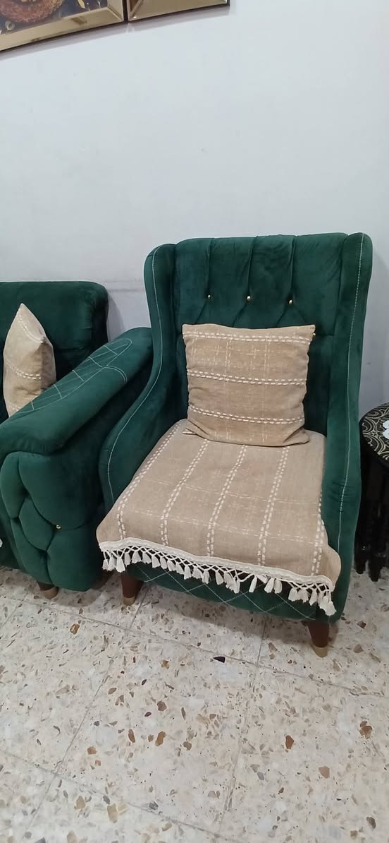 تخم قنفات ١٠ مقاعد
سعره ٦٠٠ الف والسعر قابل للتفاوض 
للإستفسار التواصل على الواتساب 
***********
