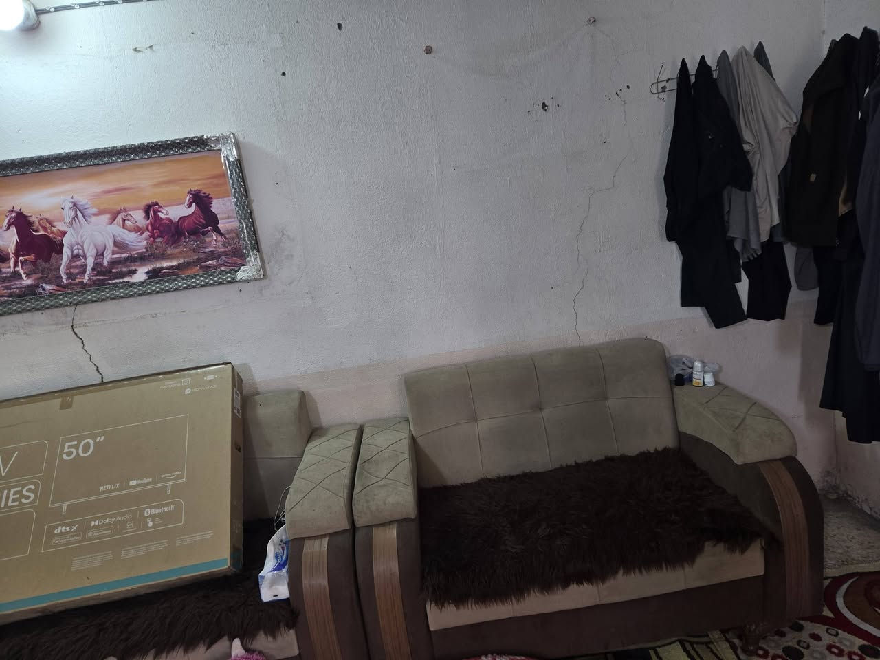 قنفات للبيع بيهن مخسفات يحتاجلهن تعديل 5 قطع سعرهم ٧٠ عنواني!المجر شارع الكراج القديم  ***********
