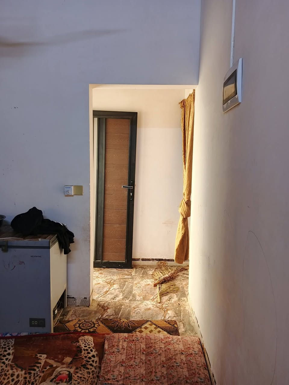 دار للبيع 100م مربع بي نواقص بس بيبان داخليه اوسقف ثانوي غرفتين نوم واستقبال عنوان حولي حي العسكري الزراعي قرب جسر ليلان رابع فرع من الشارع العام
سعر 38 اوبي مجال 
***********
