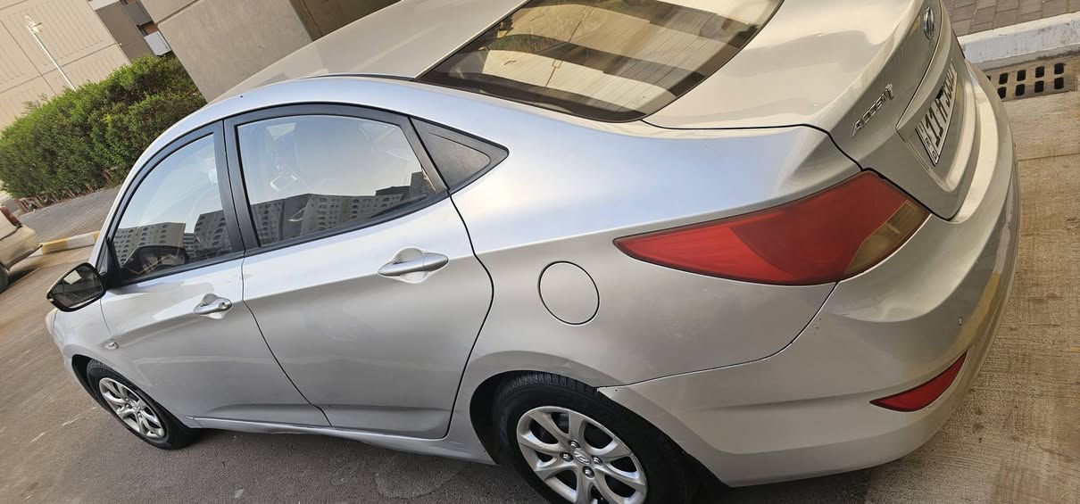 السلام عليكم
اكسنت خليجي موديل 15  مصبوغه حزام عدا قطعتين مكينه 1400  السعر 77  غير متواجد على النت الشراي يتصل على الرقم( *********** )
