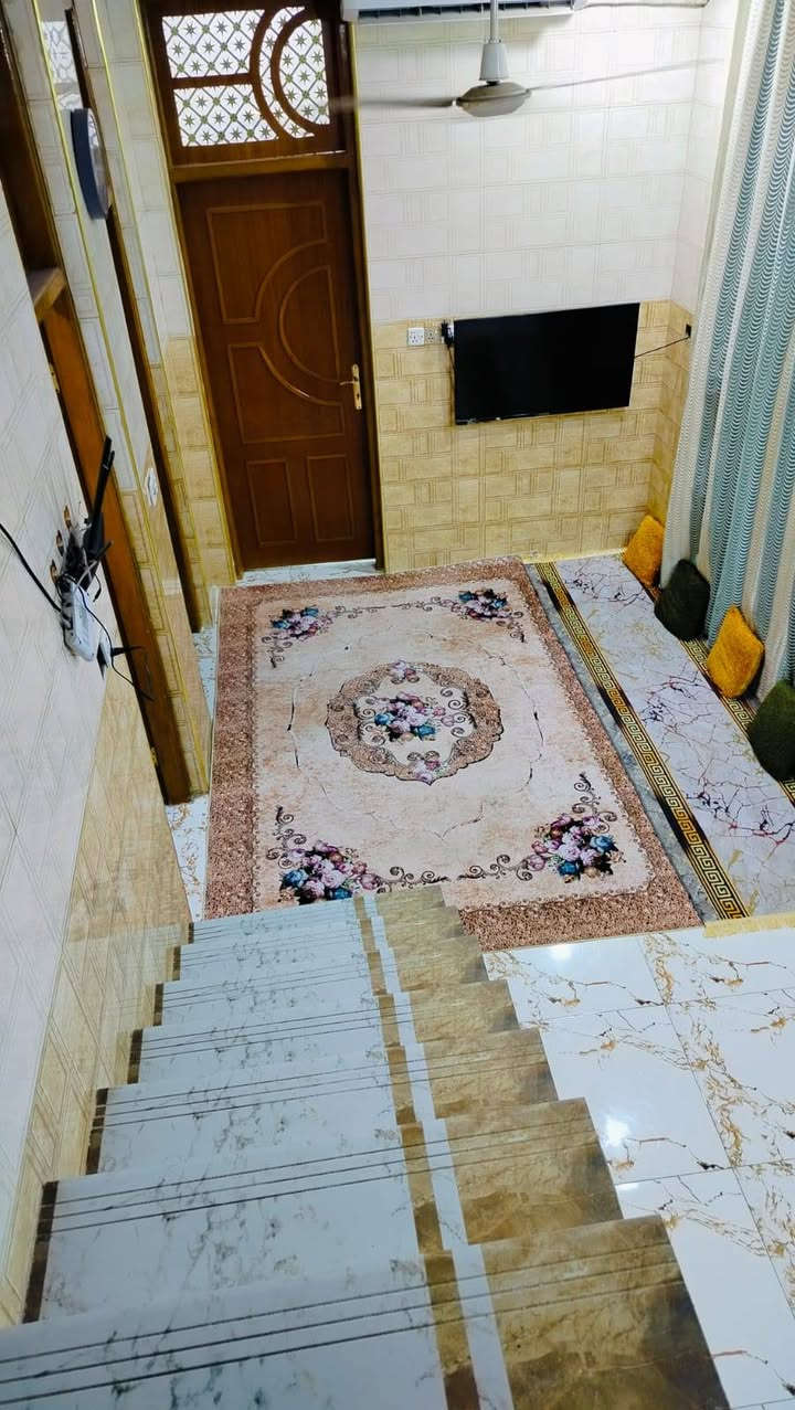 عقار 100م طابو صرف يحتوي صالة واستقبال ومطبخ وغرفة وصحيات داخلية وخارجية وكذلك موقع ممتاز على شارع 20م تبليط وخدمات كافة الموقع طويريج حي العسكري.. السعر مناسب جداً للتواصل هاتف ***********
