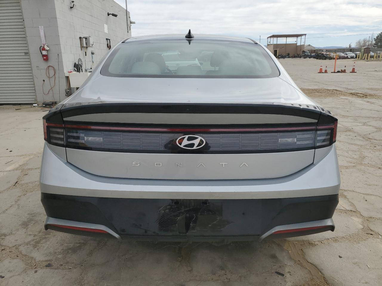 سلام عليكم هونداي سوناتا لبيع فقط موديل 2024 حادثه بس دعاميه وقليل بجاملغ بدون ايرباك سعر 210 وبيه مجال موبايل 📱 ***********
