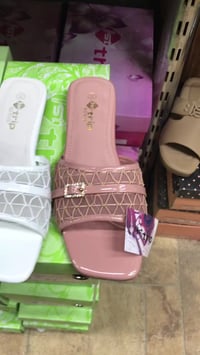 سليبر نسائي • جلد طري • مقاسات ٣٧-٤١