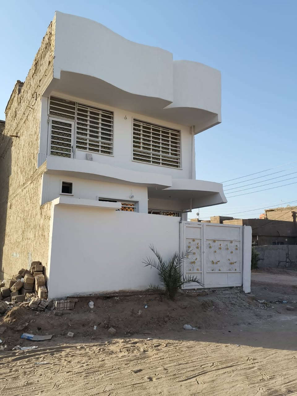 بيت للبيع 
مساحة 100 م طابو صرف 
واجهة 6م 
 طابقين  

الموقع / الامن الداخلي. قطاع  ٢٣ ثالث بيت عن الشارع العام 
خلف مجمع الغدير السكني 
قرب جامع الحسن العسكري  يحتوي  البيت على( اربع غرف نوم وصالتين واستقبال ومطبخ وثلاثه حمامات)
ملاحظة: بأسم المالك حصرا يباع على المبادره  أو بيع عادي 

اللاستفسار اكثر الاتصال علي الرقم ***********
