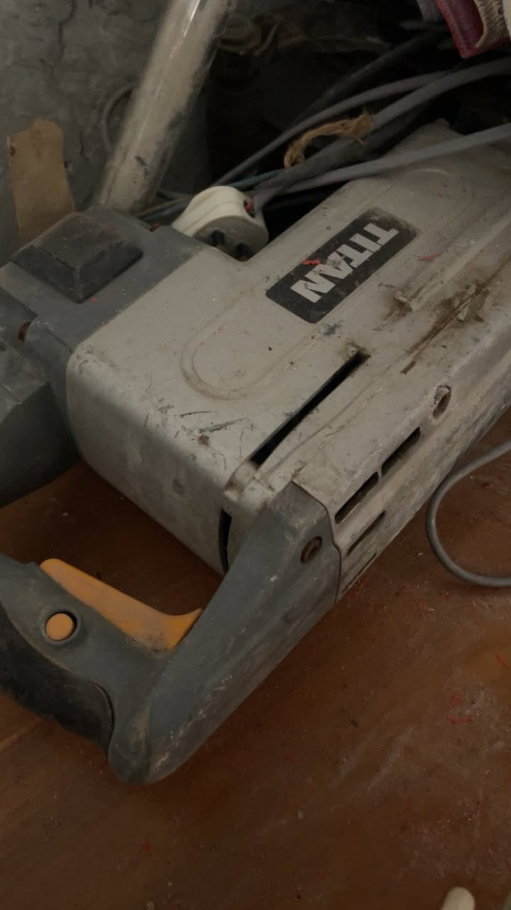 هلتي كسار صناعه إنجليزيه شبه جديد ماركه تيتان 
1700 قوه   عدد ٢ متوفرة 
رقم الهاتف ‭٠٧٨٢ ٦٨٥ ٧٤٩٩‬
