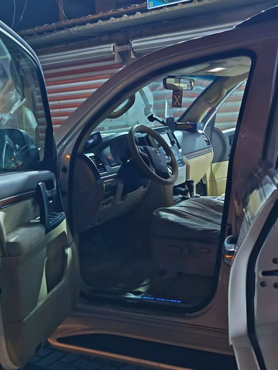 السلام عليكم
بيع او مراوس حسب القناعه لاندكروز (2016)  كفاله من ضربه ومن صبغ سياره دخلتهه سونار قبل يومين (V6) بغداد بسمي حجم المحرك(4000) السياره مال جناي مال بيت ادامه بشركه تيوتا 

فوول مواصفات 

بصمه ابواب 

بصمه تشغيل 

شاشه كبيره 

كشنات  جلد 

كامره خلفيه 

حساس امامي 

حساس خلفي 

حساس ايمن وايسر

فتحه سقف

7راكب

فورويل 

تحكم ستيرن 

كشنات كهربائ

زراك لايت

مري شفط

بلوجكترات 

ثلاجه 

تبريد شاشه 

تبريد شاشه 

ومواصفات الاندكروز معروف بالحقيقه احلا من صور

مناقصها كلشي

مكان الدوره*********** بغداد, العراق
