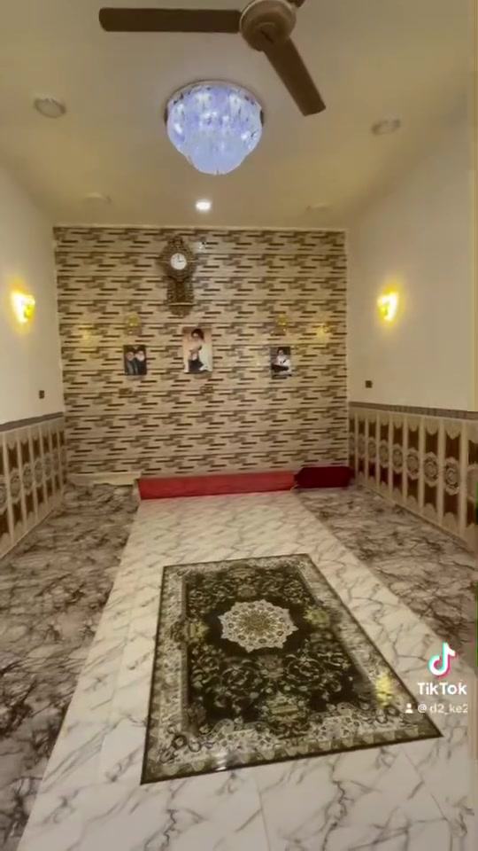 بيت  البيع بسيديه بشارع اربعين بناء درجه اوله وبيه غرفتين وصاله ومطبخ حار وبارد  وستقبال والقاط الثاني بيه بس الصاله مصكمله هيه وصحياته وتفاصيل اكثر يم رقم ***********
