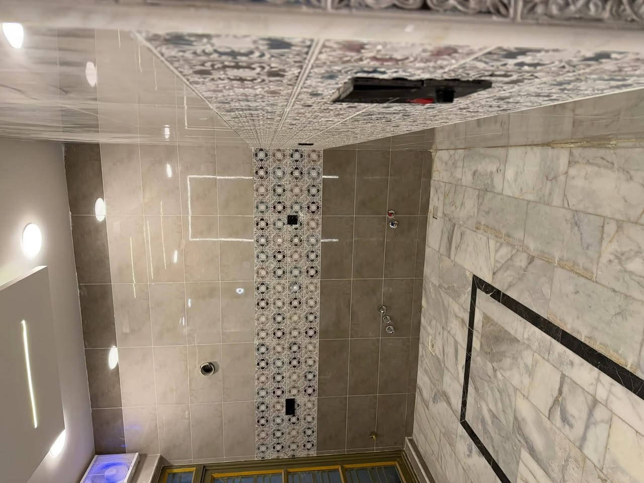 للبيع 100 م بناء حديث وتصميم متكامل! 🏠✨
الموقع: حي الجهاد - منطقة الأمانة (خلف الشارع العام مباشرةً - موقع مميز ).
المساحة: 100 متر مربع (واجهة 5م × نزال 20م).
نوع العقار: طابو ملك صرف (سند جاهز).
التصميم الداخلي:
3 غرف نوم مريحة.
صالة استقبال واسعة ومطبخ حديث.
حمامات عدد 2 + منور لتهوية مثالية.
بيتونة وسطحين (استغلال ذكي للمساحات).
المواصفات الفنية:
أرضيات مرمر فاخرة.
أبواب "قاصة" تركي توفر أعلى درجات الأمان.
شبابيك ألمنيوم (سلايت ومفصلي) لعزل ممتاز.
المنزل جاهز للسكن الفوري ولا يحتاج لأي مصاريف إضافية!
📍 للتواصل والاستفسار:
اتصال أو واتساب: ***********
***********9  اتصال
