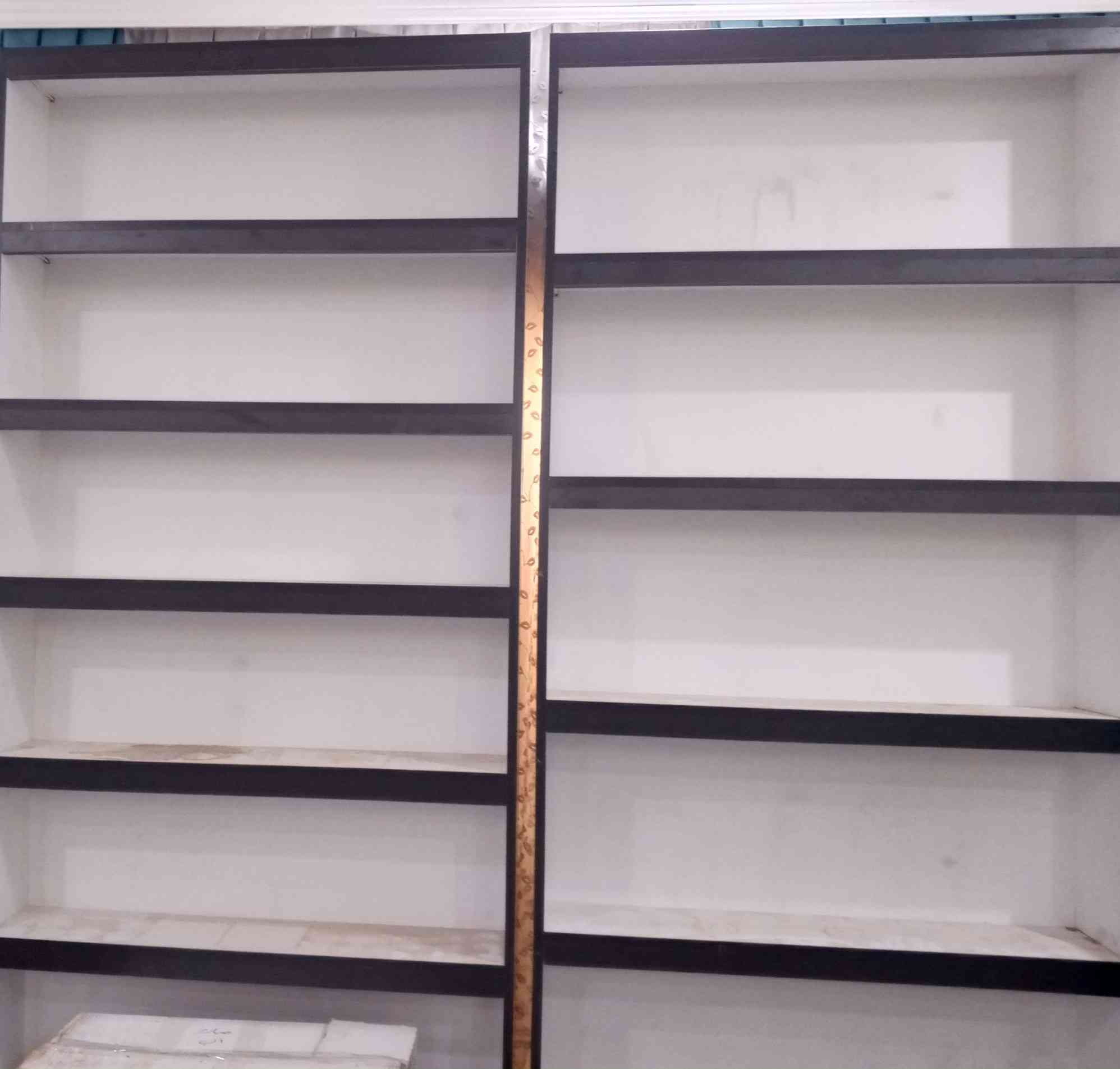 السلام عليكم ... 
من رخصة الادمن المحترم . 
للبيع فاترينات كوزمتك نظيفة جدا استعمال قليل مكان البصرة حي المهندسين للتواصل ***********
