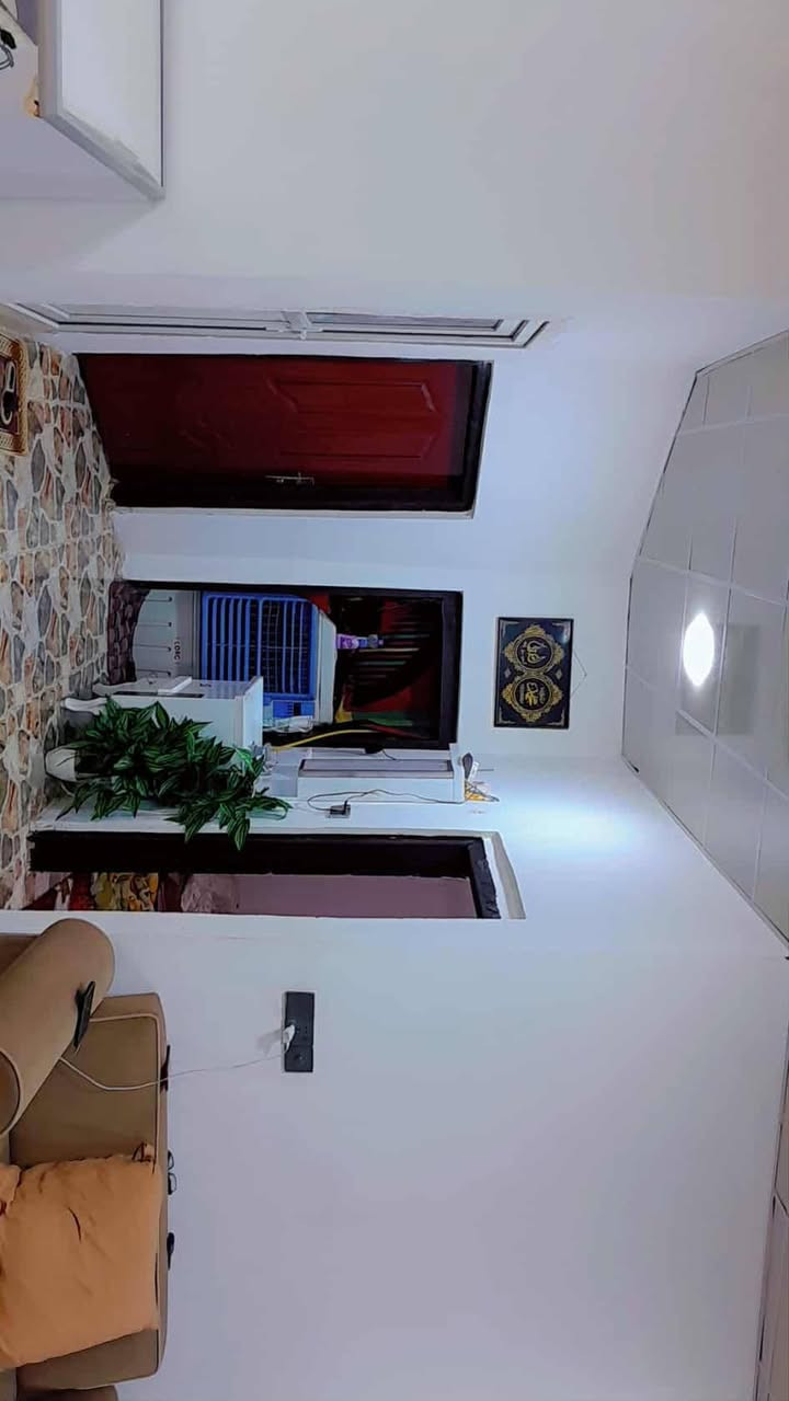 بيت 200 م. بحي الامين الثاني قرب مجمع الأمير السكني
غرفتين وصاله ومطبخ حار وبارد  ومجموعه صحيات داخليه وخارجيه
.تبليط وخدمات كامله مشمول بتطويب

***********     السعر مناسب /ويرهم مراوس بقطعه أو بيت بحي الامين. مع الفرق
