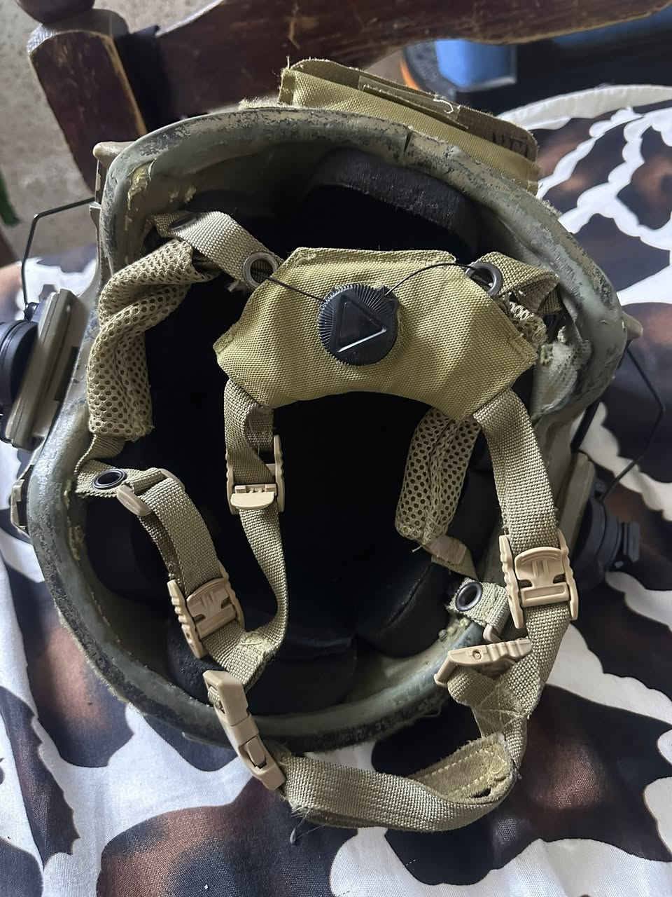 خوذه قياس لارج
الخوذه مستعمله شي قليل 

السماعات جدد لوك 

فلاش طياره بعده ممشتغل لون احمر 

عكرب جديد بعده ممشدود 

نضافه 95‎%‎ شراي تعال خاص 

حي اور الشعب 

***********
