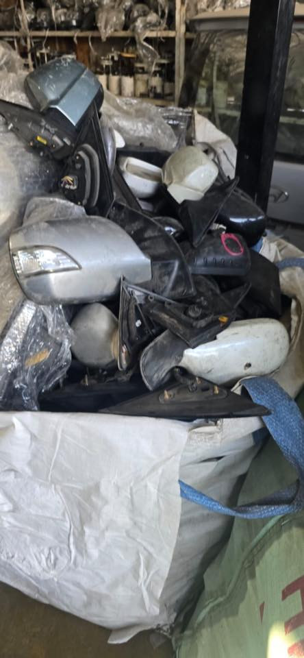 توفر لاي و بك لايت و مرايات جانبيه كيا سيدونا و كيا كرنفال اسعار مناسبه  بك لايت زوج 60 الف. و مازدات 75 الزوج  و مرايات حانبيه 40 الزوج *********** يوجد توصيل
