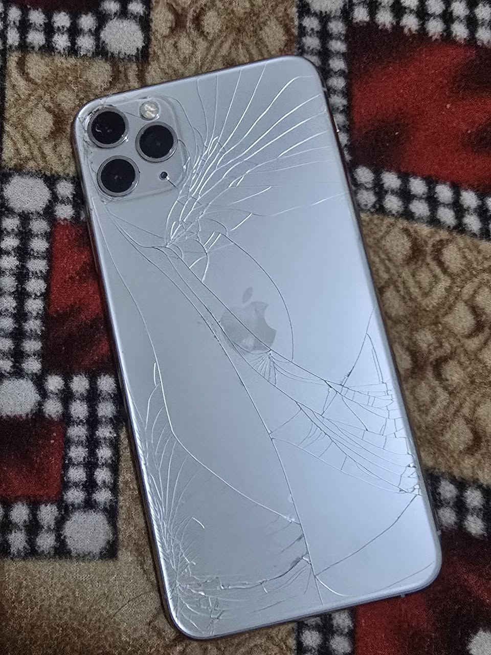 ١١بروماكس بطاريه٩٣بلاد
ضهر مكسور ولحساس كسر زغير ونقطه سوده مثل ماواضح ٢٢٥قفله ***********
