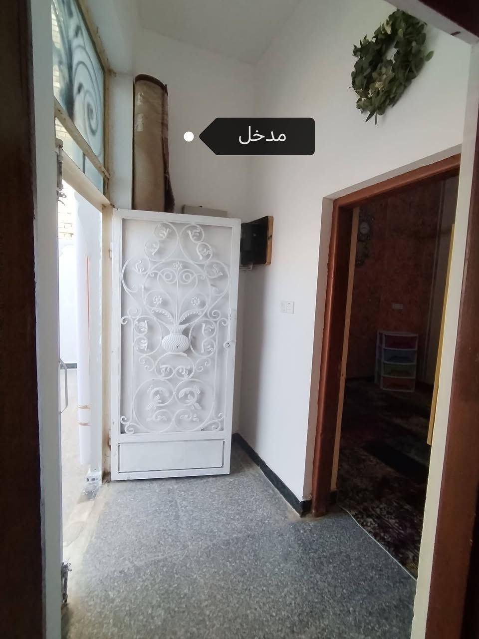 #دار للبيع في حي العسكري طابقين مساحة 200 متر/ يبعد عن شارع العام 50  الموقع علئ ساحة المكان خلف مجمع سيد اثيرر
يتكون من استقبال
غرف عدد4
صحيات داخليه خارجيه
مطبخ كبير حار وبارد
مناور عدد 2
صاله + هول
طارمه كبيره
مكان البيت كلش مرتب وقريب علئ الشارع 
للاستفسار ***********
