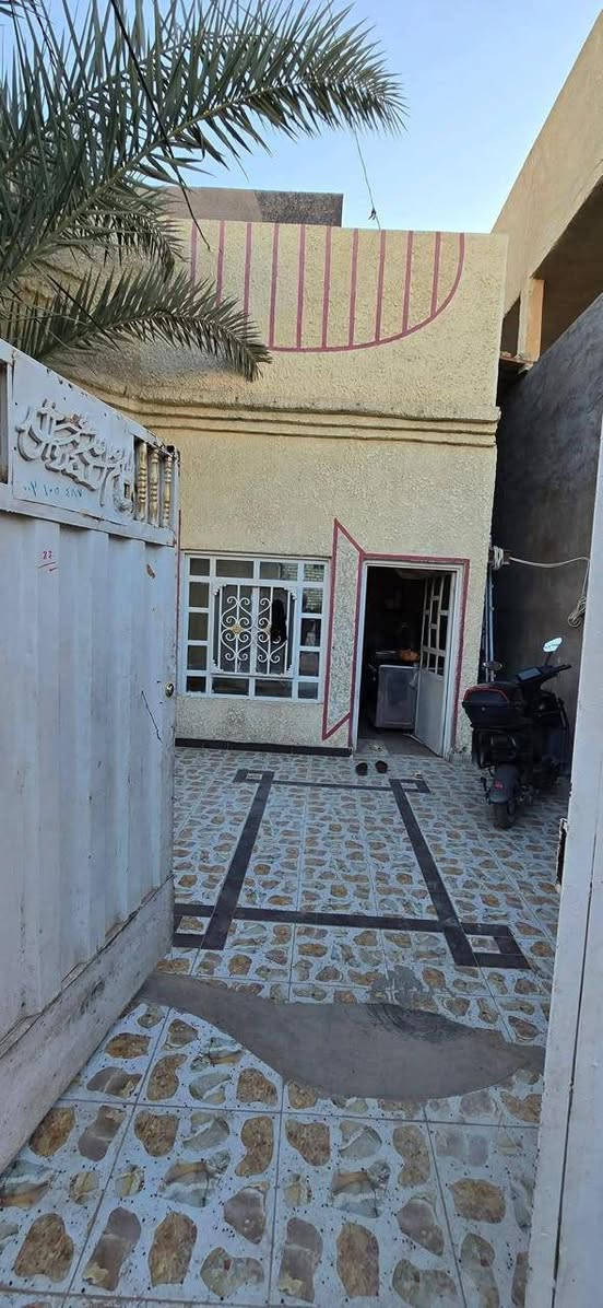 بيت للبيع مساحه ٢٢٠ متر طابقين ٤ غرف نوم صالتين استقبال مطبخ كبير ٣ حمامات ٣صحيات طارمه كبيره حديقه  كافه الخدمات موجوده خط مولده ٦ امبير سند ٢٥ اقرار محكمه شارع سيد اسماعيل الفرع الرابع مخبز نور الهدى يبعد عن الشارع ٢٠٠ متر وعن باب طويريج خمس دقائق بالسياره جاهز للسكن السعر ١٥٥ مليون مع وجود مجال بسيط للاستفسار ***********
