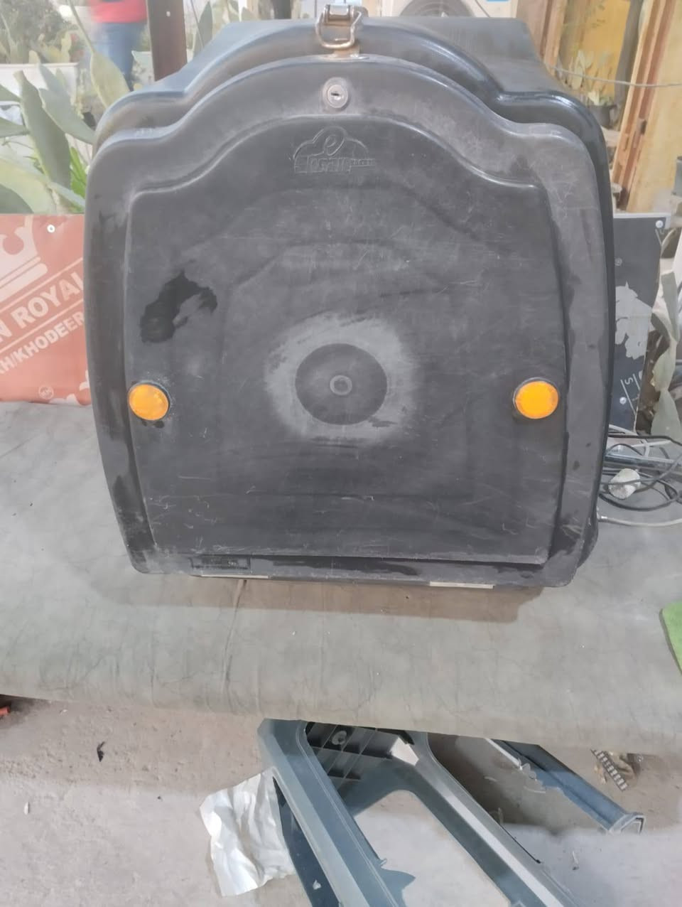 سلام عليكم صندوك دلفري بلاستيك للبيع مستعمل كامل صينيه مفاتيح
سعره30 العنوان البياع شرطه رابعه 
***********
