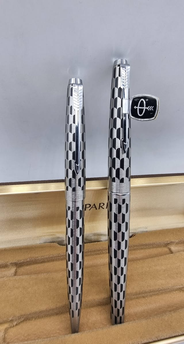 تحية طيبة  ،،،
#سيت_اقلام_باركر_45_هيركوين  PARKER 
          الصنع : انكليزي #اصلي  ، MADE IN ENGLAND  ، 
         إنتاج #قديم  ، بالعلبة #الأصلية  ، حبر + جاف ، 
          اصدار نادر  بنقشة نمط هندسي مميزة جدا  ، 
*السعر : 145 الف ، 
* يوجد توصيل  .


**إذا كنت صاحب هذا الإعلان وتريد حذفه لأي سبب، رجاءا أرسل رسالة إلى الدعم الفني**