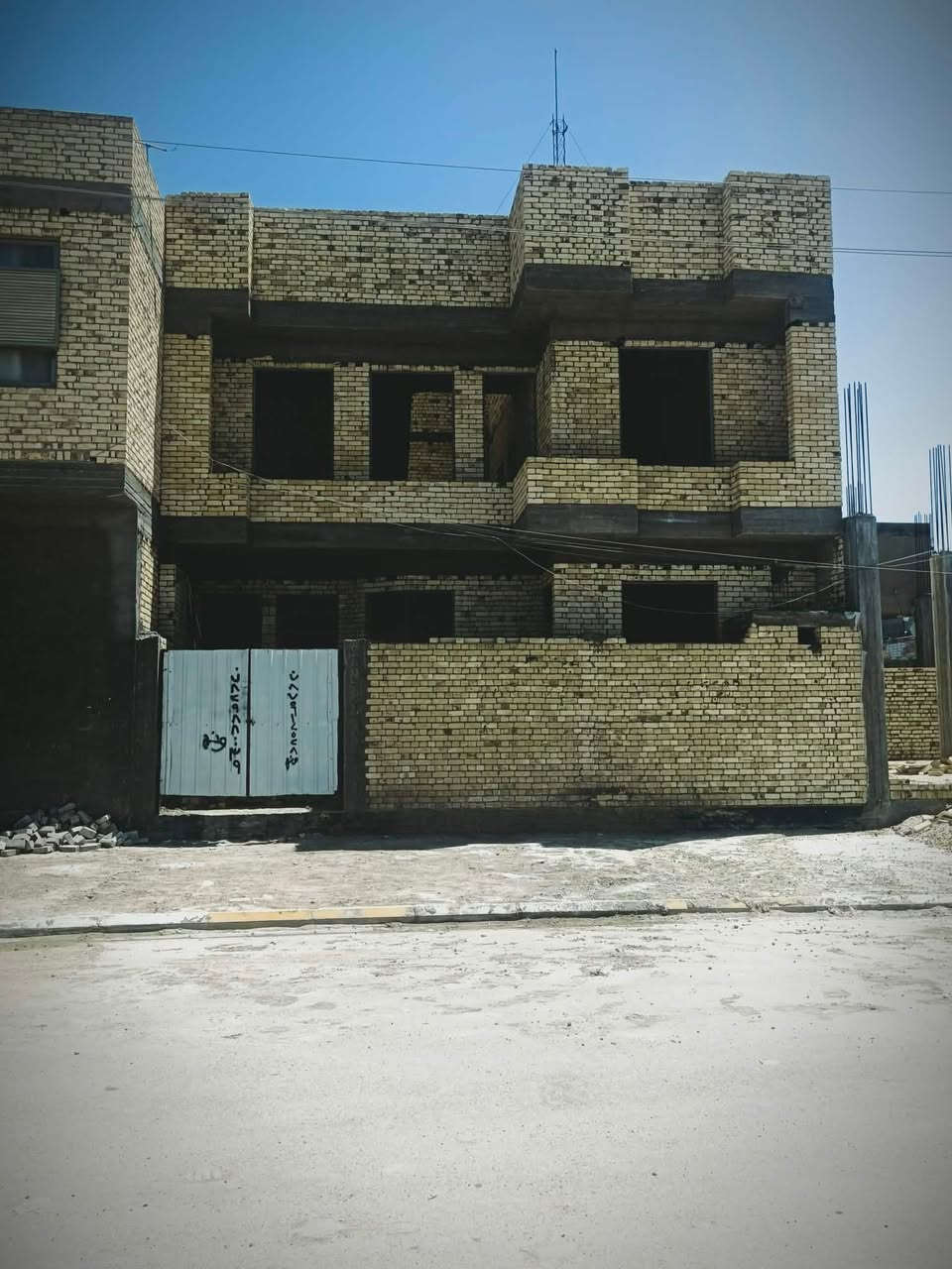 🔴هيكل بناء حديث للبيع🔴
بجانب ركن  

في حي 36 بشارع عشرين

الواجهه 10 والنزال 10

الطابق الارضي1️⃣ يتكون من  

1-غرفه

2-مطبخ

3-هول(صاله)

4-استقبال

5-صحيات خارجيه وداخليه

والطابق الثاني 2️⃣يتكون من

1-ثلاث غرف

2-هول (صاله)

ملاحضه :تكدر تسحب عليه سلفه

للأستفسار على هذا الرقم (اتصال +واتساب)

***********
