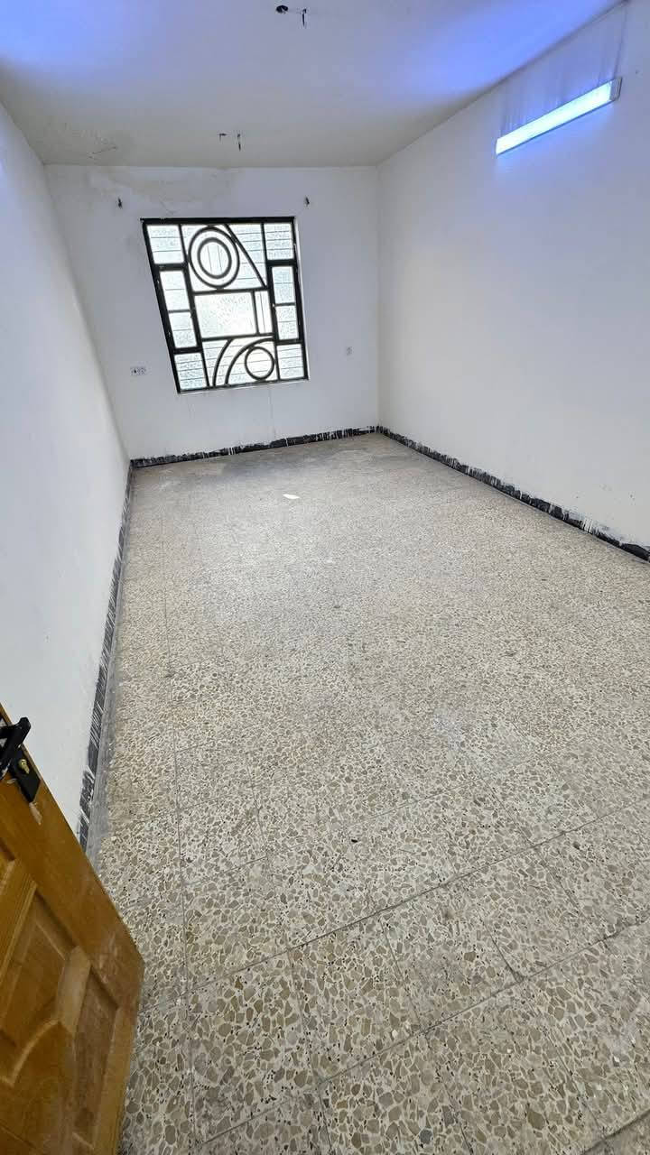 السلام عليكم مشتمل للبيع مساحته ٤٢م واجه ٤ م البيت طابقين نضيف جدا   الطابق الاول هول ومطبخ ومنور وصحيات والطابق الثاني غرفت نوم كبيره  العنوان بغداد الجديده حي الخليج قرب الطاقه الكهرباء والبيت الصيني الاتصال ***********
