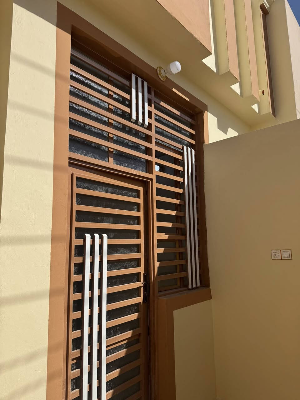 سلام عليكم بيت 100متر 5في20 طولانيه بناء جديد بناء طابوك نهروان صبه كونكريت فوك وجوه البيت مكون من غرفه وصاله ومطبخ رستقبال وطارمه وصحيات كاشي وسيراميك كهرباء وماي ومجاري البيت شارع عشره تبليط البيت طابو صرف بناء درجه أولى مكان البيت نجف حي العسكري مدارس قرب الادله الجنائية مابيع البيت على مصرف العقاري الاستفسار عن الرقم ***********
