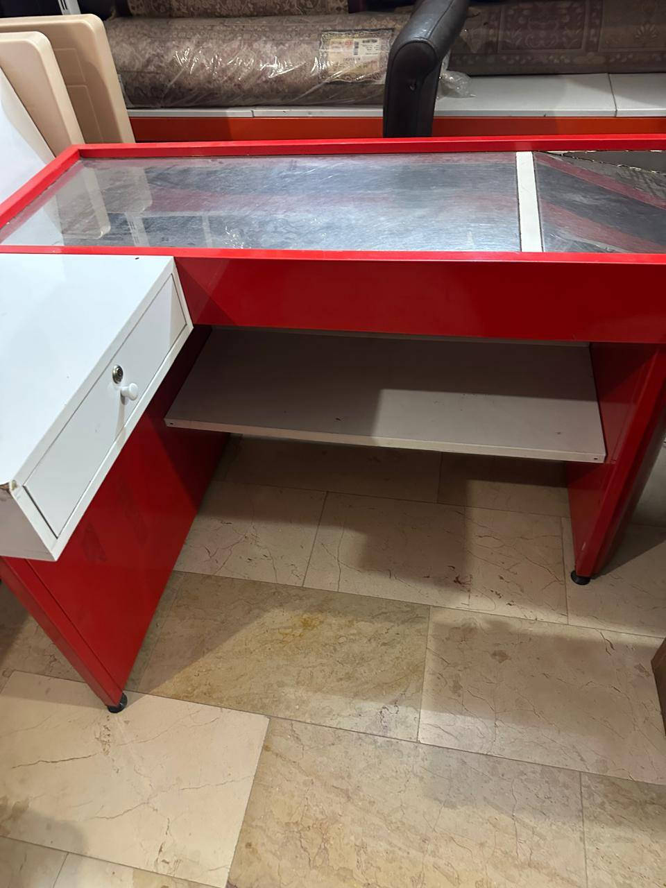 للبيع مجمدة بحالة ممتازة شغالة السعر ٢٠٠ الف و رفوف بحالة جيدة بسعر ١٠٠ الف و كاشير بسعر ١٠٠ الف للاتصال على الرقم ***********
