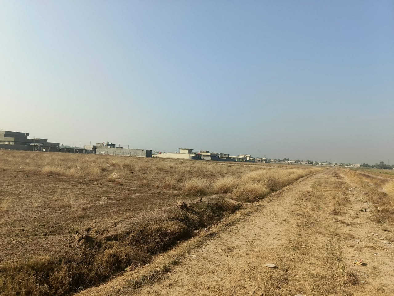 قطعه ارض للبيع المساحه 15 دونم  (طابو صرف)العنوان بغداد التاجي قريه المساره مجاور حقول ابو طيبه كهرباء وماء وشارع تبليط لحد راس القطعه كامل للبيع دوانم حسب الطلب 

للاستفسار ***********
