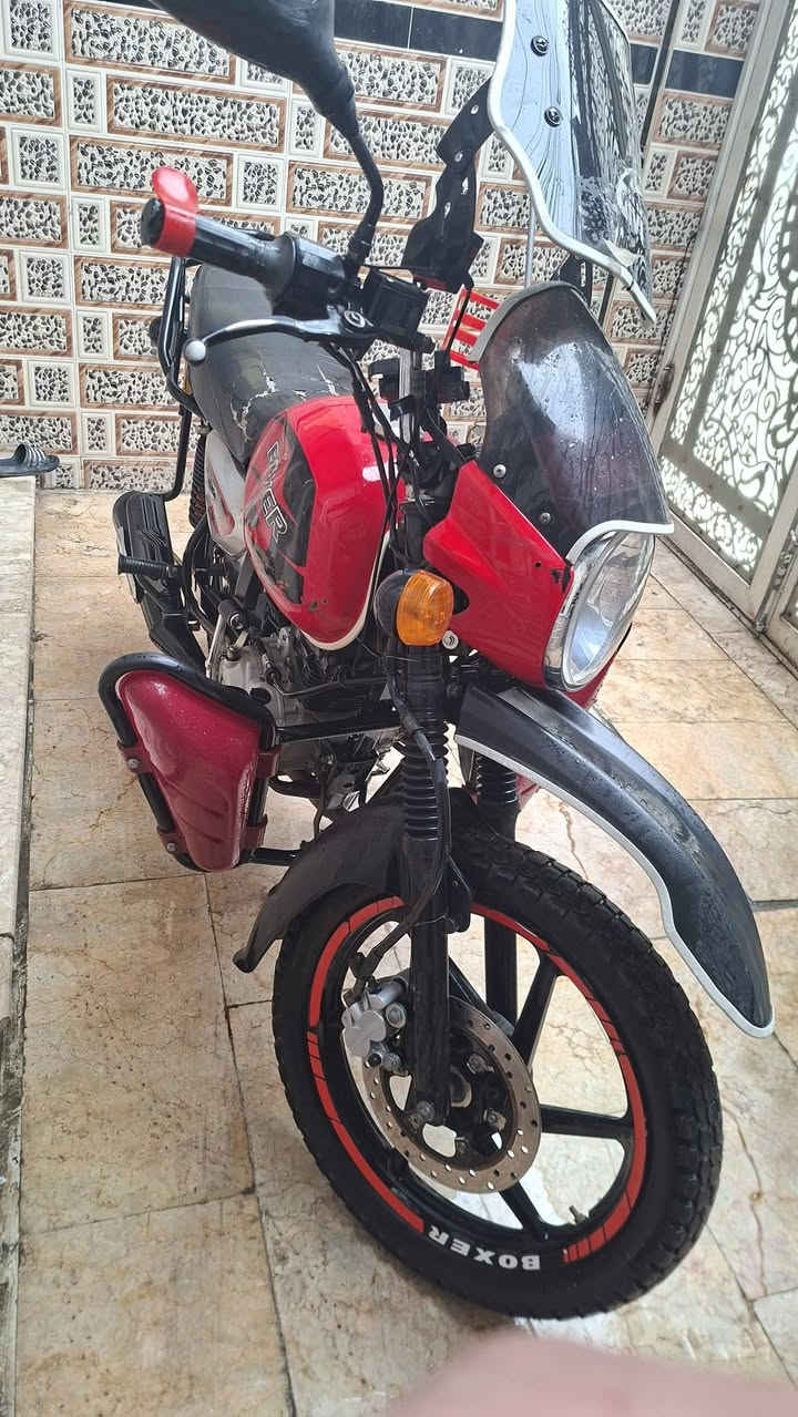 سلام عليكم شباب طيبة دراجة بوكسر  مرقم بغداد تحويل ثاني يوم   نضيفة  لكيج مال بانزين  شغال ول كيج مال سرعة شغال  للممشة مالهة حقيقي  بيهة شغلة وحدة بس طعجة بل تانكي مال لبانزين كما موضحة بل صورة  سعر مليونين  و300  وبيهة مجال  مكاني بعداد لبلديات  لوحتين   رقم نكليزي *********** واتساب
