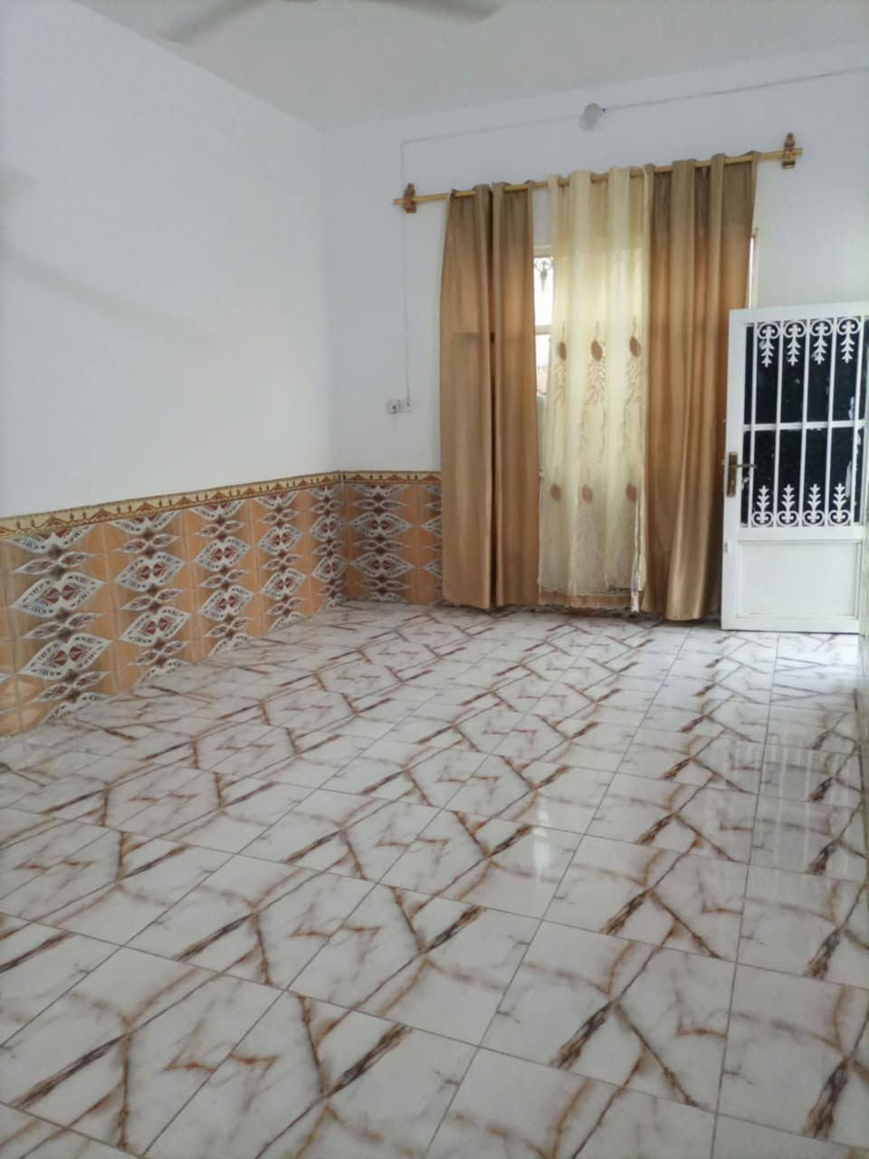 حي النهضه الثالثة بيت للبيع نظيف جدا دولان 200م.. واجهه 2م السعر 85مجال 
نوم2 صاله براني مطبخ وصحيات قرب مدرسة بيروت مكتب فاضل الكرعاوي ***********
