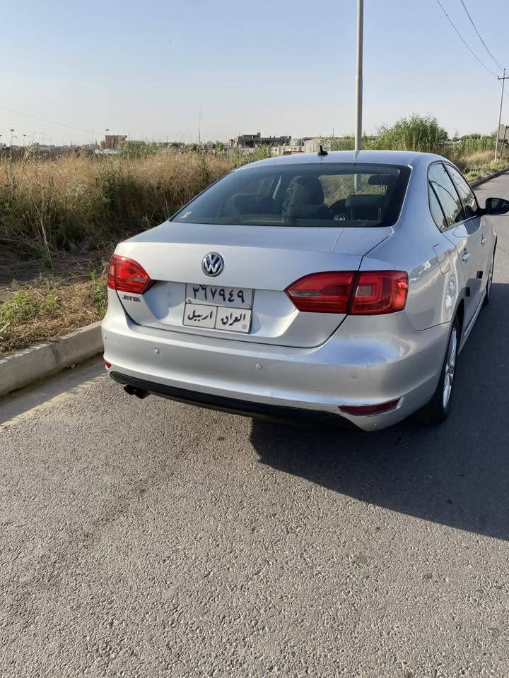 جيتا 2013  كير توماتيك وارد خليجي محرك 2000 بدون تيربو تنفس طبيعي مرغوب  4 سلندر كير 3 اوضاع قيادة سيارة بدون حادث وصبغ مكفولة كفالة عامة مراية كهربائية وتبريدها ثلج حساسات خلفي وأمامي شاشة لمس كاربلاي ABS  
السعر 110 وبيها مجال بسيط 
***********
