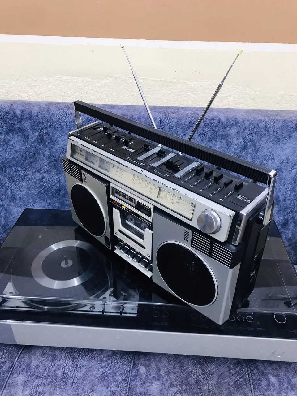 للبيع تحفة من AIWA اليابان
AIWA-945-Japan-1976 🇯🇵
نظافة الجهاز 95 % على شركة 
نظام راديو FM / MW / SW / LW 
كهرباء 220 V + بطاريات عدد 8 كبير 
نظام كيجات لمستوى الصوت 
مؤشر ضوئي للتسجيل 
مخارج  2  للسماعات الخارجية 
نظام دبل هوائي لتقوية المحطات 
عرض 47 سم  ارتفاع 26 سم 
وزن ثقيل ما يقارب 7 كيلو 
للاستفسار اكثر مراسلة الصفحة 
وات ساب *********** اتصال ☎️
