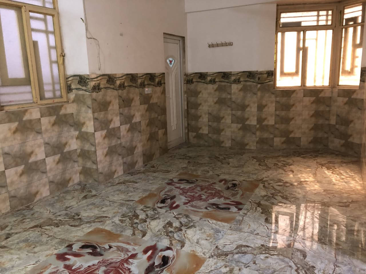 شقه سكنيه طابق اول للايجار بسعر 225
تصلح ان تكون اقسام داخليه
الشقه تتكون من : غرفه + صاله+مطبخ+ صحيات 
بناء درجه اولى وجديد 
ويتوفر فيها خدمات : خط مولد ذهبي + سخان ماء + ماطور ماء وخزان + كاونتر وطباخ + كامرات
تتوفر في المنطقه جميع الخدمات
ملاحظه: نعتذر عن الايجار لغير العوائل الصغيره
العنوان: كربلاء حي للغدير - بدايه ركن حي الغدير ، سايدين ساحتات التارتان ، قرب اساله ماء العتبة
وتتوفر في المنطقه جميع الخدمات  
للستفسار ***********
