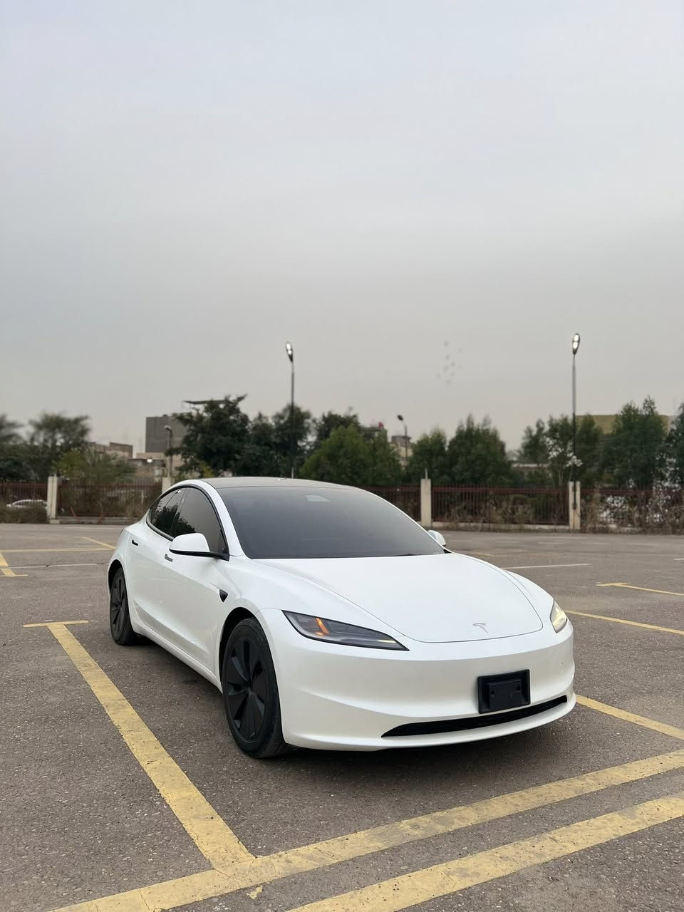 ⚡️ Tesla Model 3 2024 – الشكل الجديد
🔋 Long Range
⚙️ دبل ماطور (AWD دفع رباعي)

✨ المواصفات:
• بطارية لونك رنج مدى عالي
• أداء قوي وثبات ممتاز
• الشكل الجديد 2024

📌 الحالة:
• حادث خلفي (بجم كبس)
• بدون صبغ
• بيها جاملغات راجعة PDR
• قبق الجنطة مبدل نفس اللون

🚘 السيارة مرقمة وجاهزة
📍 المكان: بغداد – حي الجامعة

📞 للاستفسار: ***********
