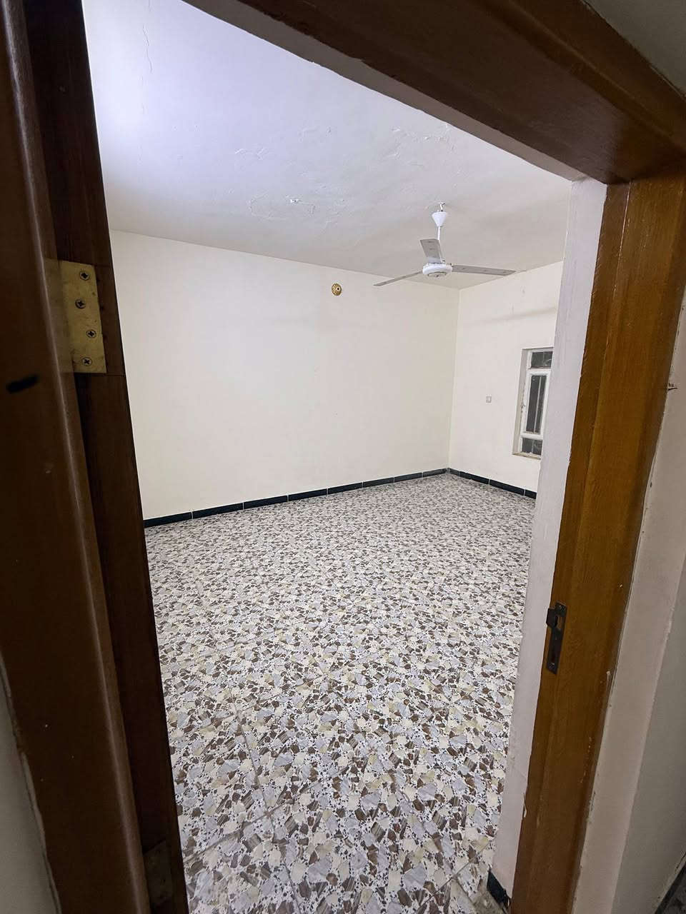 بيت للايجار طابقين الفلوجه حي الوحده خلف فايكنك بركر والجوهره سابقا
المساحه الكليه 400 بناء 300 حديقه +كراج 
4 غرف نوم
مطبخ كبير 
استقبال كبير 
صاله الطابقين 
صحيات الطابق الاول والثاني
 جاهز من كلشي الشارع تبليط ومرتب
*********** للاستفسار
