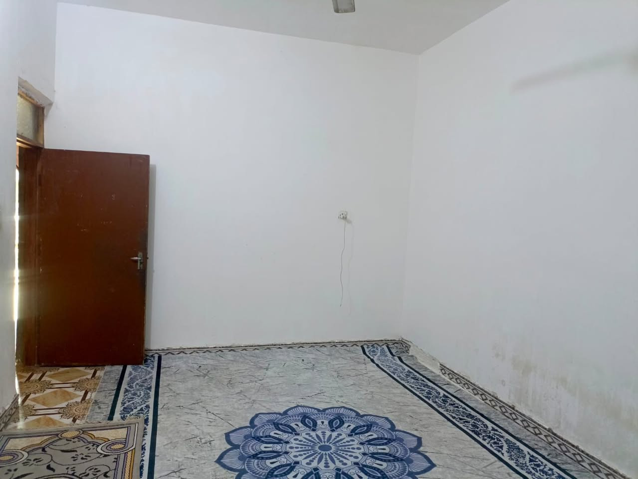 بيت للبيع قرب سيطرة سوق الشيوخ 
يتكون من 2غرف مع مطبخ+صحيات كاملات 
الهول ودوانيه هيكل مساحه 200
السعر 40بيه مجال 
***********
