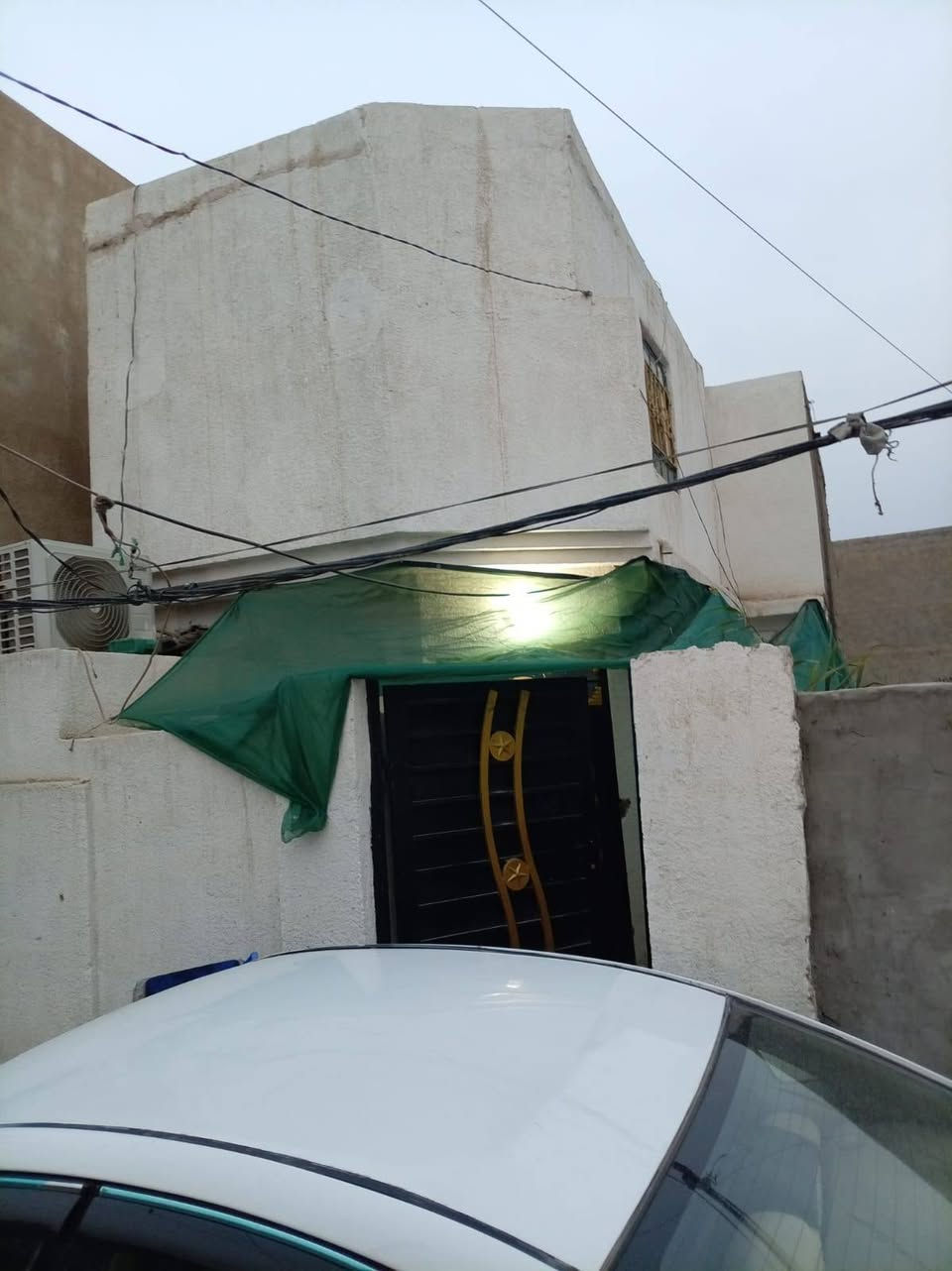 🏡✨ فرصة حلوة للبيع في كربلاء المقدسة – بيت مرتب وجاهز للسكن ✨🏡

إذا تبحث عن بيت مناسب إلك ولعائلتك بموقع حيوي وقريب من كل الخدمات، هاي فرصة جميلة ما تتفوت. بيت مرتب بتقسيم مريح وتصميم عملي يوفر الراحة والخصوصية للعائلة.

🔹 المساحة: 100 متر
🔹 البناء: طابق ونص

تفاصيل البيت:
▪️ غرفتين نوم مريحة (2)
▪️ استقبال واسع مناسب للضيوف
▪️ صالة عائلية جميلة للجلوس والراحة
▪️ مطبخ مفتوح بتفصال خليجي أنيق يعطي شكل عصري للبيت
▪️ حمامين (2)
▪️ تقسيم مرتب واستغلال ممتاز للمساحة

📍 الموقع:
كربلاء المقدسة – شارع الحر / حي الأمين
قريب جداً من مجمع المائدة بفرع أبو دهن، موقع مميز وقريب من الأسواق والخدمات والمدارس، ويوفر سهولة الوصول لكل الأماكن المهمة.

📄 السند: قرار محكمة 25

البيت مناسب للسكن العائلي ويمثل فرصة جميلة أيضاً للاستثمار بسبب موقعه الجيد والخدمات القريبة منه. بيت هادئ ومرتب وجاهز للسكن بدون تعب.

📞 للاستفسار والتفاصيل:
***********

📲 يرجى التواصل للجادين فقط.
