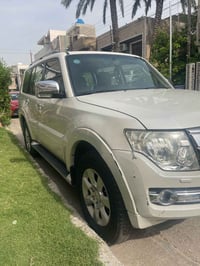 للبيع باجيرو حبتور 2015  لون صدفي  محرك 6 سلندر 3500 السياره بأسمي  ما...