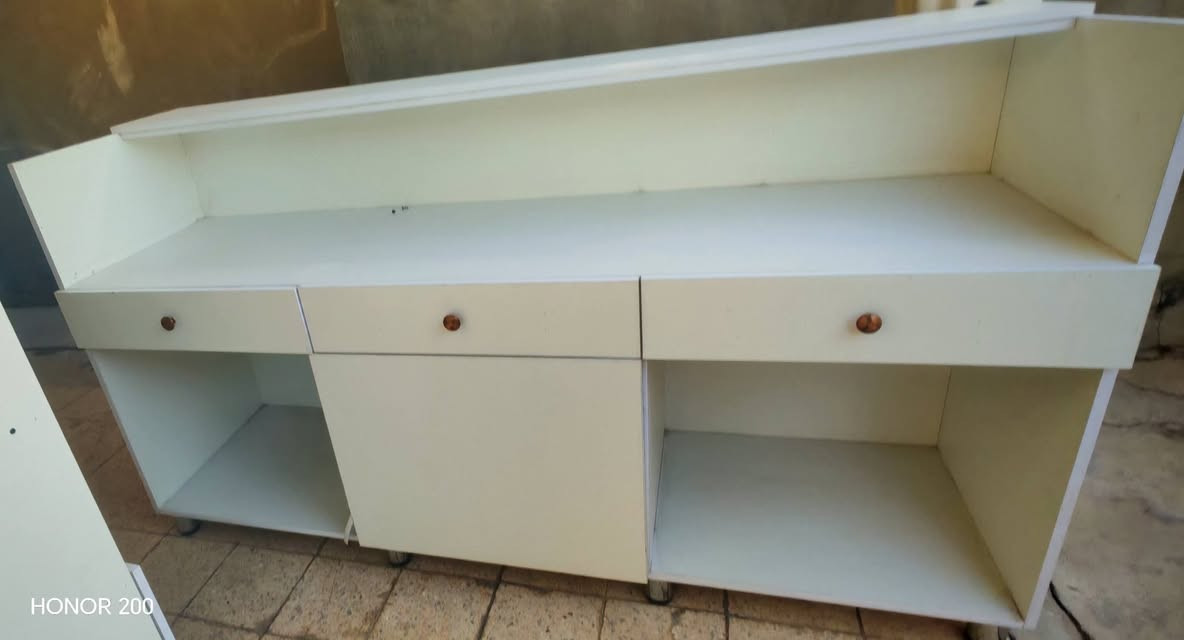 السلام عليكم 
عندي فاترينات وميز ضوئي للبيع جديد ممستخدمه ابد فصلناها وخرب المشروع وداعرضها للبيع
تفاصيلها الفاترينات عدد ٨ كل وحده بيها ٧ رفوف عمق الرف 30سم الرف السفلي بيه باب، وميز امامي ضوئي العرض 2.60 متر. خشبها نوعيه ممتازه
  للتفاصيل اكثر الاتصال بالرقم ***********
