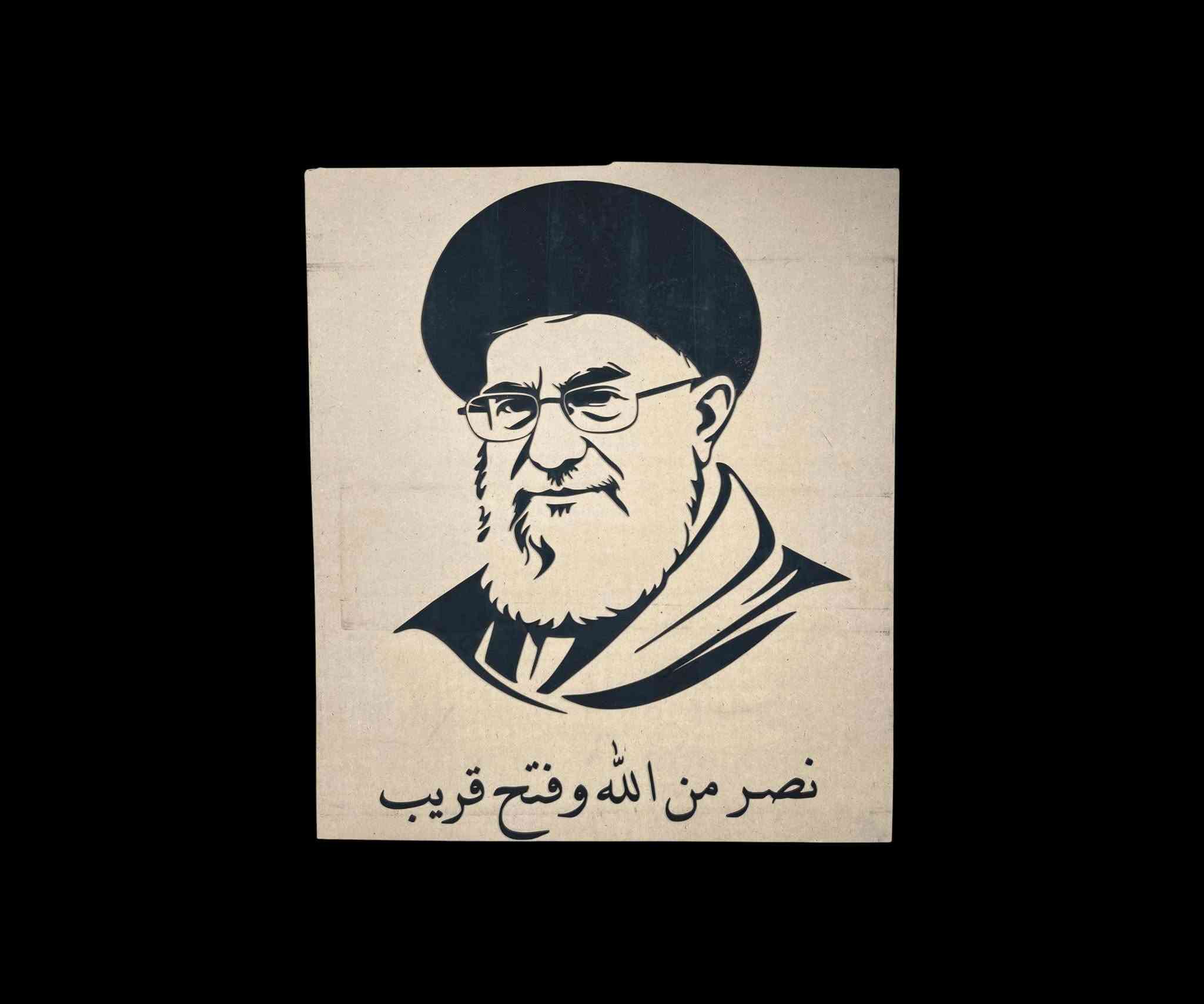 السلام عليكم
لوحة جدارية خشبية السيد علي الخامنئي ليزرية ثلاثية الأبعاد بورتريه (قطعتين)

لاستخدامات:

ديكور جداري إسلامي فاخر للمكاتب الرسمية، المقرات، الهيئات، والمجالس الثقافية.

لمسة فنية ذات طابع ديني وروحاني مميز لتزيين واجهات الاستقبال والصالات.

هدية تذكارية وعقائدية راقية جداً في المناسبات والمحافل الرسمية.

المميزات:

قص ليزر رقمي عالي الدقة: تتميز اللوحة بتفاصيل دقيقة للغاية وبورتريه منبثق تم قصه بأحدث تكنولوجيا الليزر لضمان حواف ناعمة ونظيفة تماماً كما في.

تصميم مجزأ مرن (منظومة قطعتين): يأتي الطقم مكوناً من قطعتين منفصلتين (لوحة البورتريه الرئيسية + شريط الخط العربي السفلي)، مما يمنحك حرية كاملة في تحديد المسافة الجمالية الفاصلة بينهما أثناء اللصق.

خط عربي بارز وأنيق: العبارة السفلية "نصر من الله وفتح قريب" مقطوعة بشكل بارز بخط عربي أصيل ومتقن لإعطاء هيبة وفخامة بصرية فريدة للوحة.

تثبيت ذاتي سهل وبدون مسامير: اللوحة مجهزة من الخلف بأشرطة لاصقة قوية جداً مزدوجة الوجه (Double-Sided Tape)، تتيح لك تثبيتها مباشرة على الجدران الملساء والأسطح الصلبة بكل سهولة ودون الحاجة لتخريب الحائط بالمسامير.

الملاحظات:

تجهيز وتنظيف الجدار: قبل البدء بلصق اللوحة، يرجى مسح وتنظيف السطح الجداري جيداً من الأتربة، الرطوبة، أو بقايا الأصباغ لضمان تلاحم الشريط اللاصق الخلفي بكفاءة 100%.

طريقة اللصق المتوازي: اللوحة تأتي مع قوالب خطوط ليزرية للمحاذاة يُنصح باستخدام الكبان لضمان استقامة لوحة البورتريه تماماً بشكل أفقي قبل إزالة الحماية عن الشريط اللاصق ثم اضغط بثبات على الجوانب لمدة 30 ثانية.

ميزة التباعد الجمالي: نظراً لأن شريط الكتابة منفصل تماماً (بارتفاع 15 سم) عن لوحة البورتريه (بارتفاع 60 سم)، يمكنك ترك فراغ جداري بسيط ومدروس بمقدار 2 إلى 5 سم بين القطعتين لإعطاء مظهر ديكوري عصري وأكثر اتساعاً للوحة.

القياسات:

القياس الإجمالي قبل اللصق (اللوحة + الكتابة معاً): طول 58 سم × سمك 1 سم × ارتفاع 75 سم.

قياس لوحة البورتريه فقط: طول 58 سم × سمك 1 سم × ارتفاع 60 سم.

قياس شريط الكتابة والخط فقط: طول 58 سم × سمك 1 سم × ارتفاع 15 سم.

أبعاد كرتون التغليف الآمن ضد الكسر: 60 × 80 × 5 سم.

السعر 25 ألف
التوصيل بغداد 3000
المحافظات 5000


**إذا كنت صاحب هذا الإعلان وتريد حذفه لأي سبب، رجاءا أرسل رسالة إلى الدعم الفني**