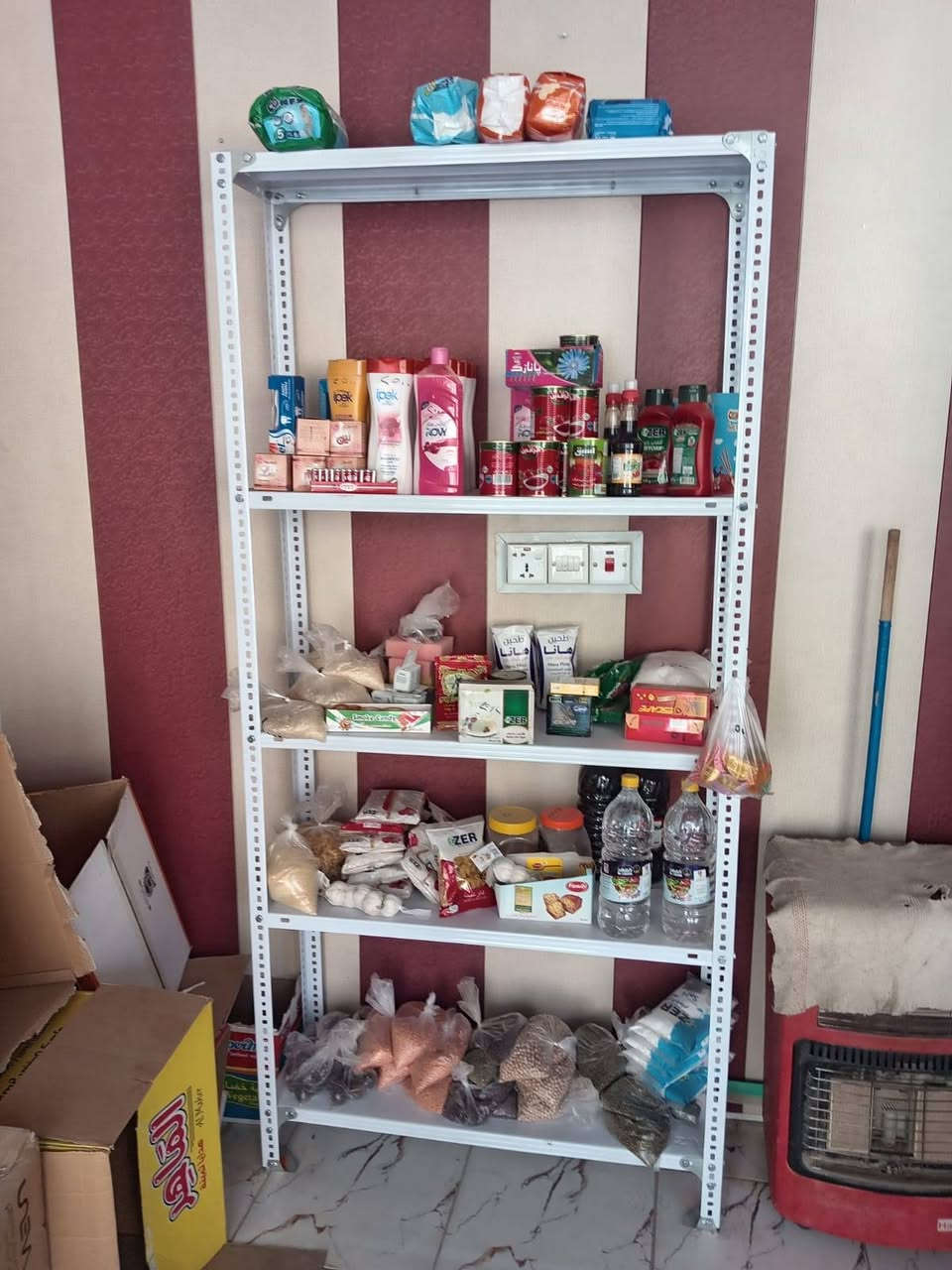 احبتي هاي العارضة والرفوف للبيع
الشراي ويريد يعرف السعر يراسلني عالرقم 
واتساب ***********
