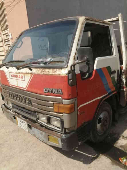 للبيع تويوتا دانيا موديل ١٩٩٢ سنوية ٢٧ باسمي رقم نينوى طول ٤،٣٠م بيها حصة كاز سعرها ٦٢ وبيها مجال اتصال على ***********
