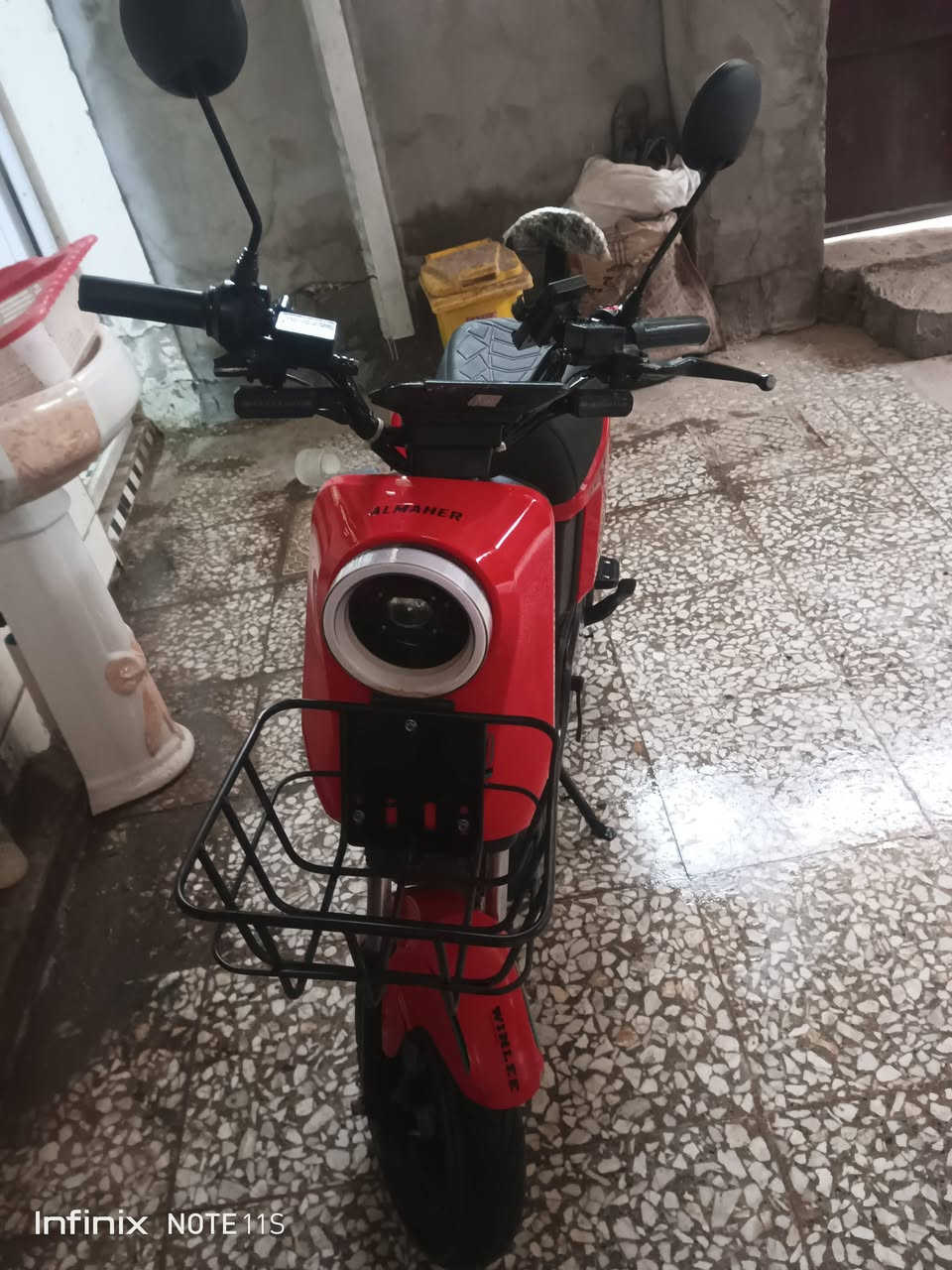 سعره 300الف قفل r9 رقم 077 410 0396 6
ال سلبيات باتري تعبان 
وتاير وره كل 5 ايام ينزل 
لو دكلي 299الف ما ابيعه
