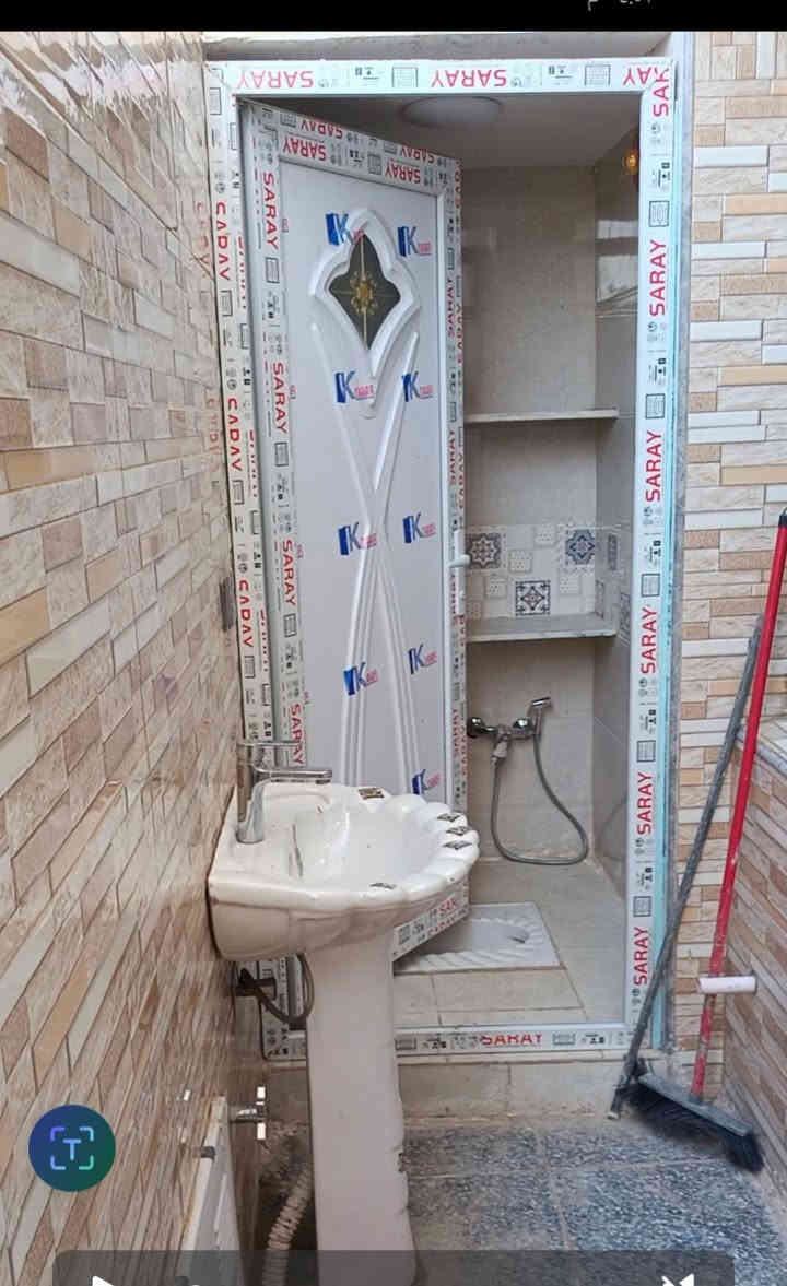 سلام عليكم دار للبيع حي كوفه ورة دلاليه السيد المساحة ٧٥متر طابقين البيت كامل مابيه اي نقص تجي اشوف احلى من الصور رقم موبايل ***********
